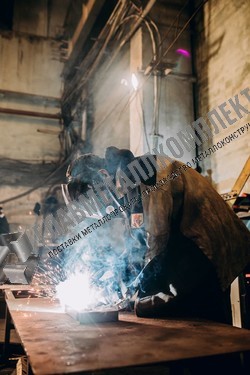 Производственный цех процесс работы мастера по сравке аргоном 3