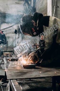 Производственный цех процесс работы мастера по сравке аргоном 2