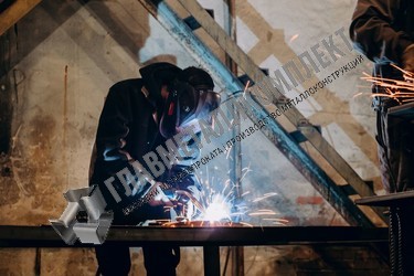 Производственный цех процесс работы мастера по сравке аргоном 1