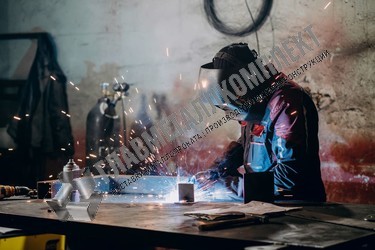 Процесс сварки изделия аргоном 1